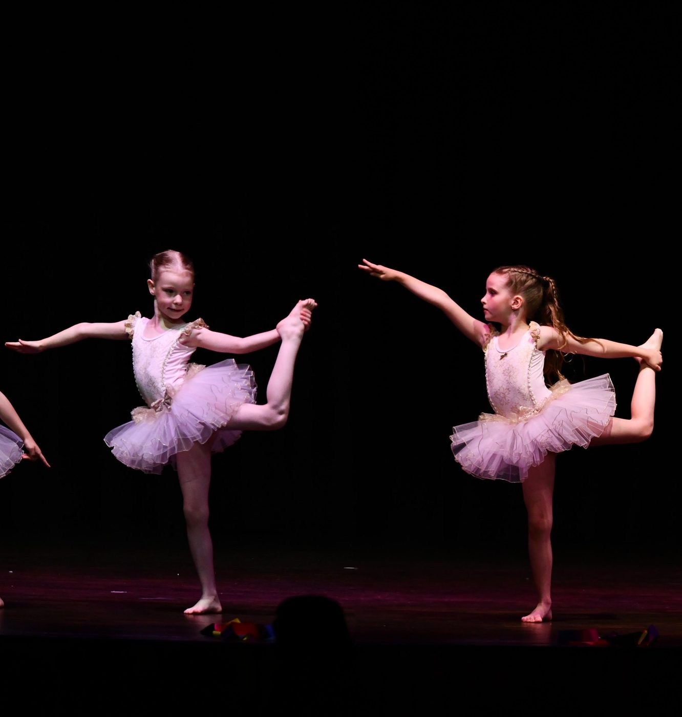 Ballett-Mädchen im Tutu auf der Bühne – Ballett Cham / Ballet girls in tutus on stage