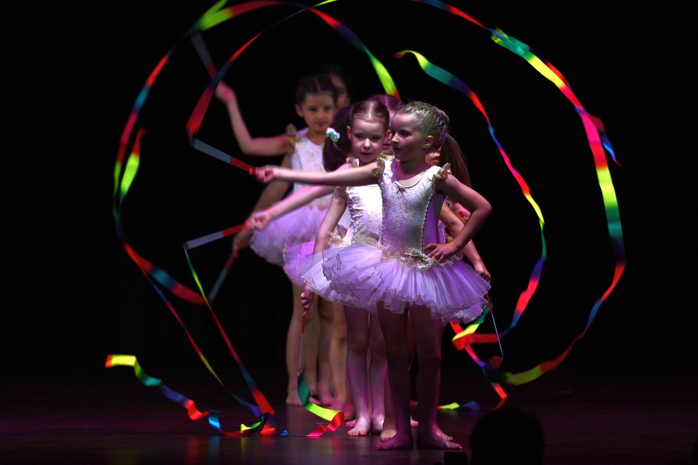 Ballett-Kinder im Tutu mit bunten Bändern – Ballett Zug / Ballet children in tutus with ribbons