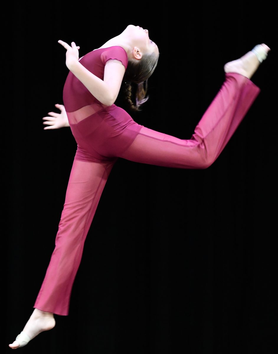 Modern Contemporary Dance – Tänzerin im Sprung auf der Bühne, Tanzschule Cham / Contemporary dancer leaping on stage