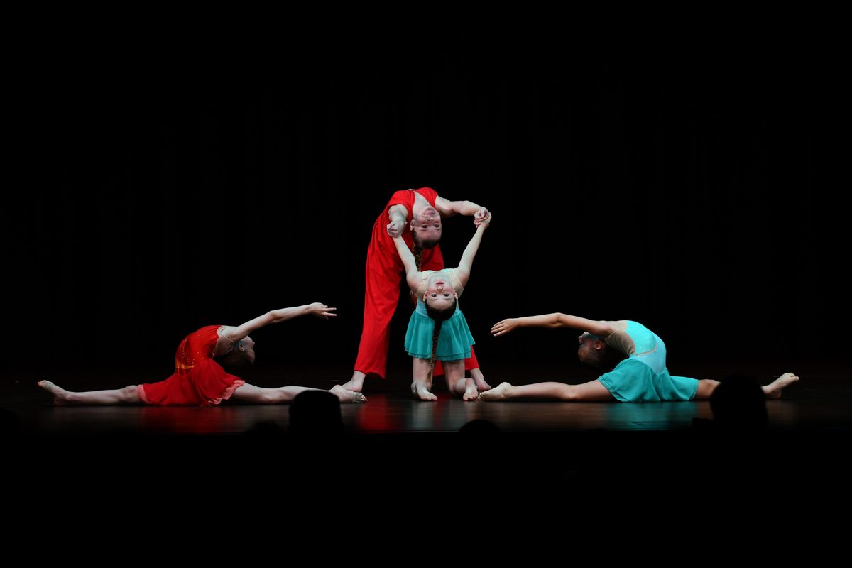 Akrobatik und Beweglichkeit – Kinder im Spagat auf der Bühne / Acrobatics and flexibility – children in splits on stage