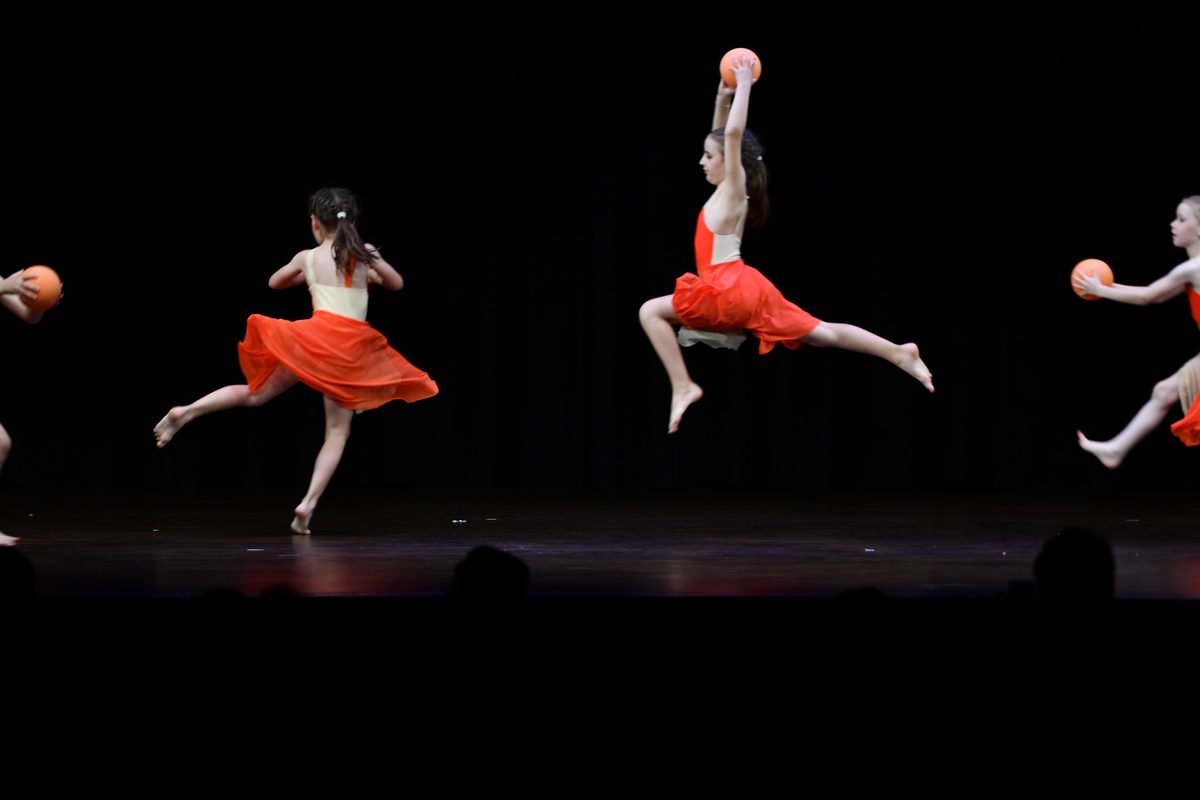 Rhythmische Gymnastik mit Ball – Sprung auf der Bühne, Tanzschule Cham / Rhythmic gymnastics with ball – leap on stage