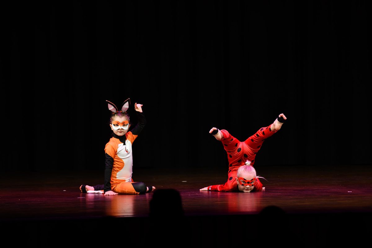 Kinder in Kostümen mit Akrobatik-Elementen – Kindertanz Cham / Children in costume with acrobatic elements