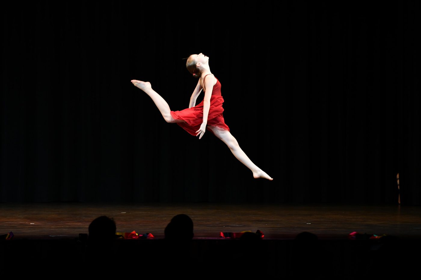 Solo-Coaching – Tänzerin im Spagatsprung auf der Bühne, Tanzschule Cham / Solo coaching – dancer in a split leap on stage